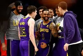 湖人队大胜勇士队,重夺西部榜首位置的简单介绍 湖人队大胜勇士队,重夺西部榜首位置的简单介绍